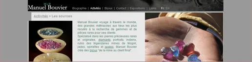 Page « Les sources » du site Manuel Bouvier : texte décrivant la recherche de gemmes à travers le monde, coupelles de pierres brutes et main tenant des cristaux colorés.